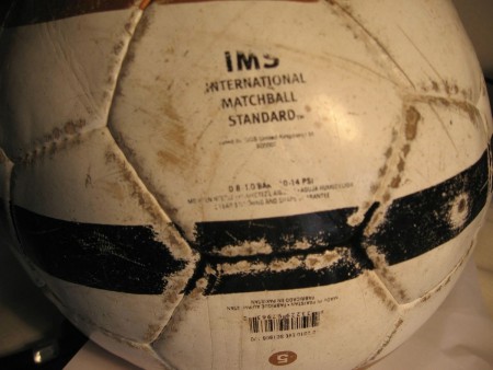 Pozor na tlak v lopte, ručne šité majú mať 0,8 až 1,0 bar, Ručne šité sú najvhodnejšie pre bežné hranie a pre deti, sú ľahko opravitelné 